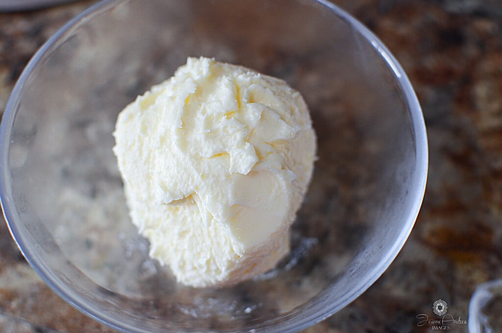 A little lesson on how to make butter! Super easy and quick to do, you won't believe it! Doesn't this butter in the bowl look amazing??
