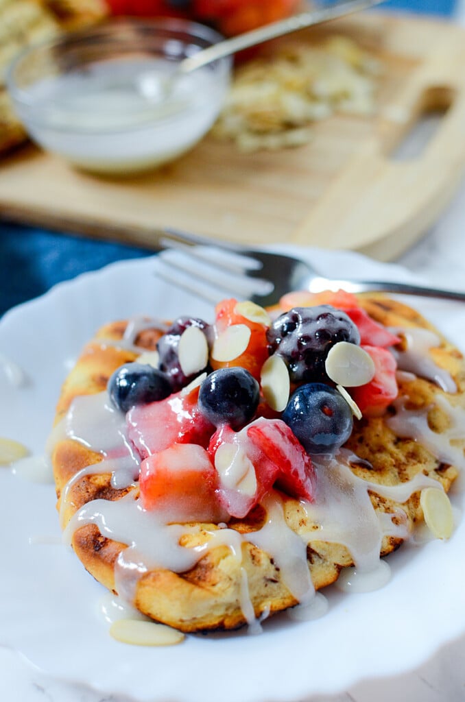 grilled cinnamon bun flatbread with fruit and icing 3