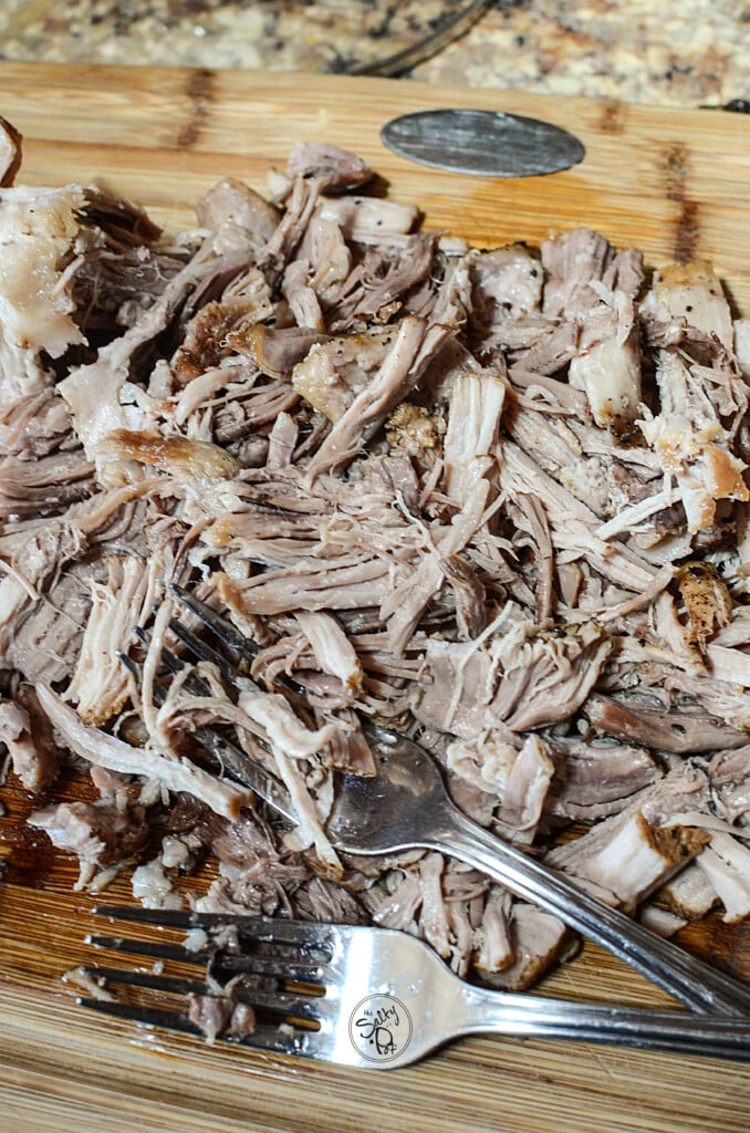 Here's an extremely easy Instant Pot Pulled Pork Recipe that will have everyone wanting more. You'll have tons of leftovers too. 