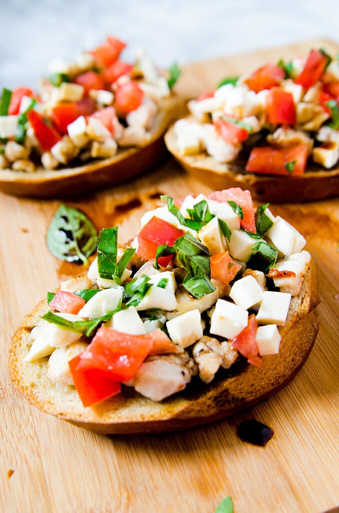 Looking for an easy appetizer, light lunch or snack with a touch of gourmet? Make these fabulous Caprese Chicken Toasties. 