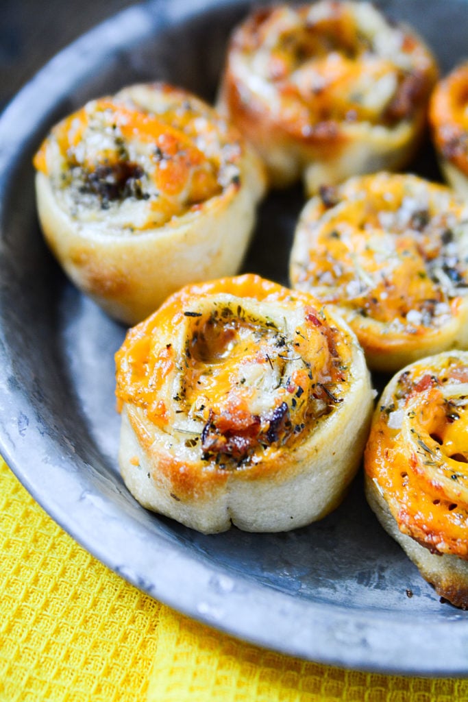These amazing garlic butter bacon cheddar wheels are SOO incredibly delicious!! They're the perfect replacement to a regular bun or bread for any dinner!