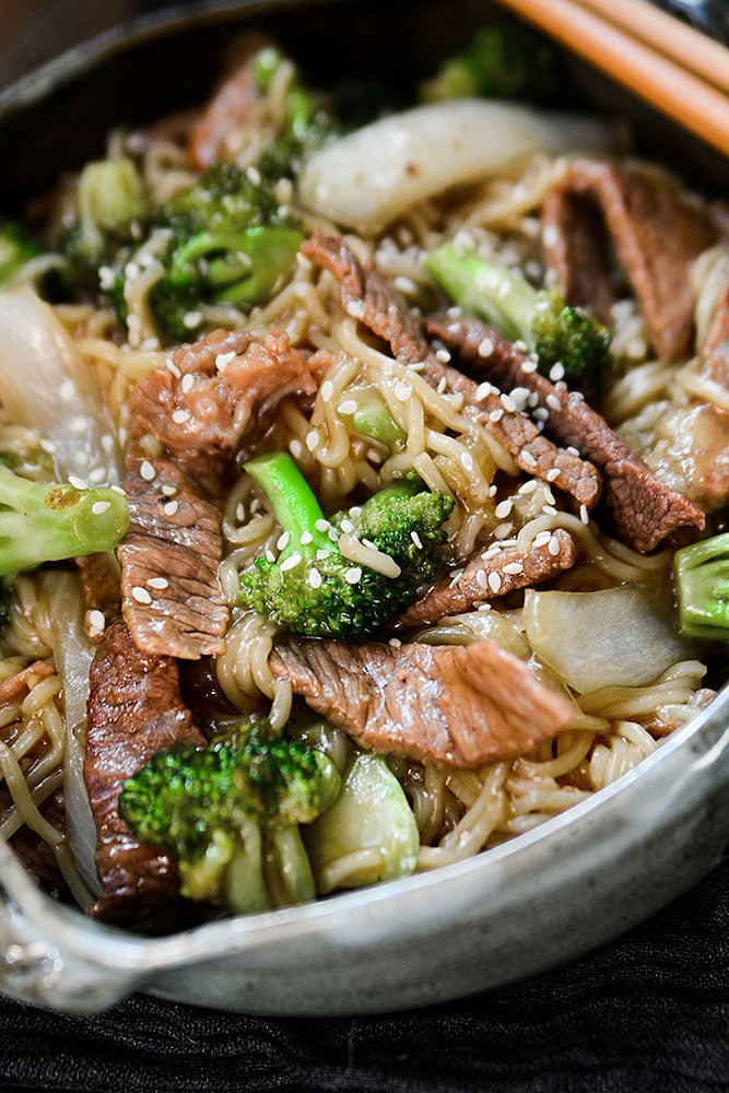 These awesome, frugal dinner ideas will definitely give them a full tummy without causing a hole in your wallet!!! How incredibly delicious does this look? Beef, broccoli and ramen noodles - YUMMMY!!