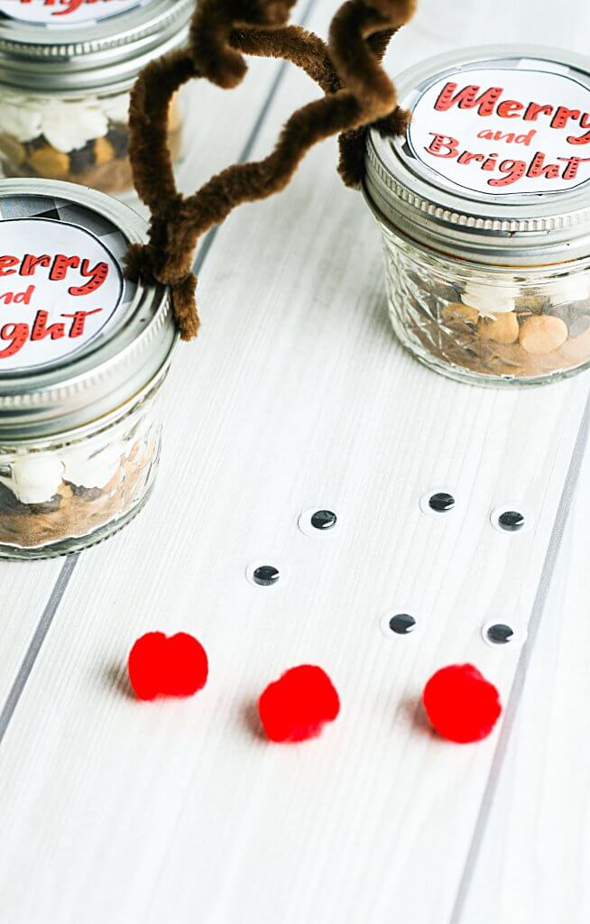 How adorable is this special DIY reindeer hot chocolate gift idea? Christmas food gifts like these are perfect for stocking stuffer ideas and other last minute DIY gift ideas. And that perfect little rudolf nose gets everyone in the christmas spirit!