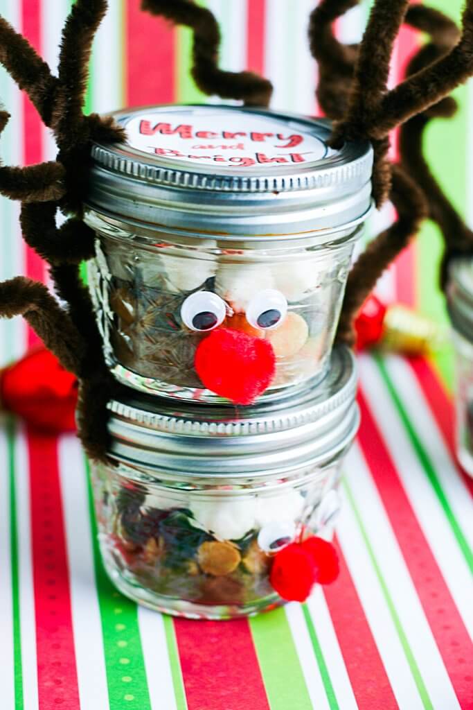 How adorable is this special DIY reindeer hot chocolate gift idea? Christmas food gifts like these are perfect for stocking stuffer ideas and other last minute DIY gift ideas. And that perfect little rudolf nose gets everyone in the christmas spirit!