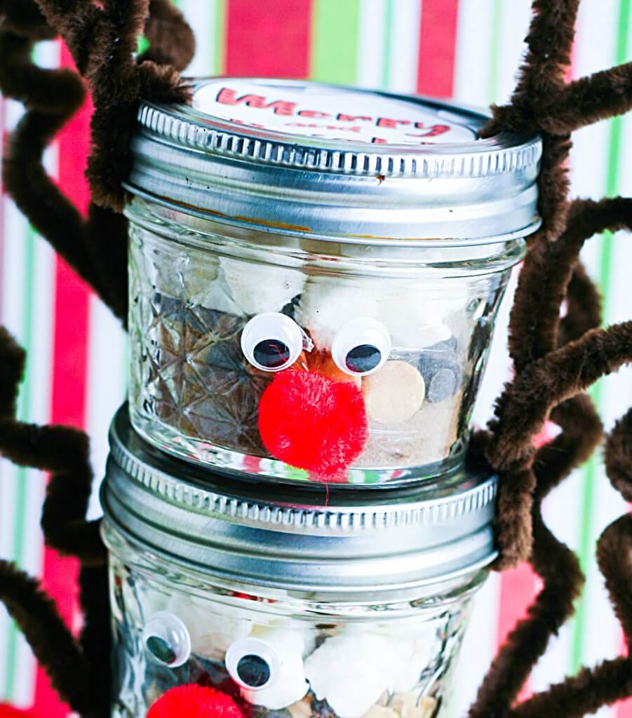 How adorable is this special DIY reindeer hot chocolate gift idea? Christmas food gifts like these are perfect for stocking stuffer ideas and other last minute DIY gift ideas. And that perfect little rudolf nose gets everyone in the christmas spirit!