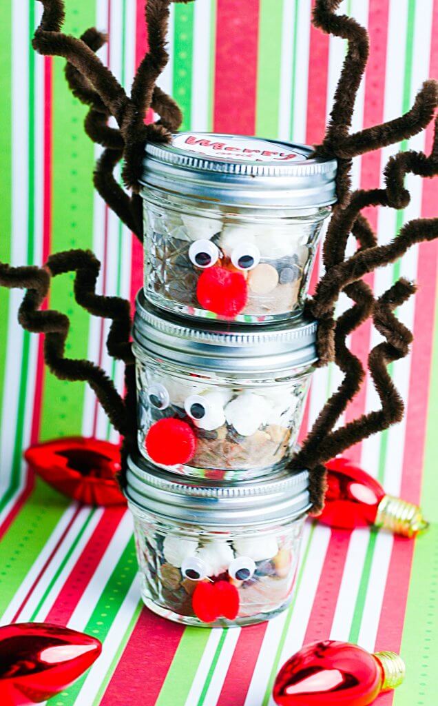 How adorable is this special DIY reindeer hot chocolate gift idea? Christmas food gifts like these are perfect for stocking stuffer ideas and other last minute DIY gift ideas. And that perfect little rudolf nose gets everyone in the christmas spirit!