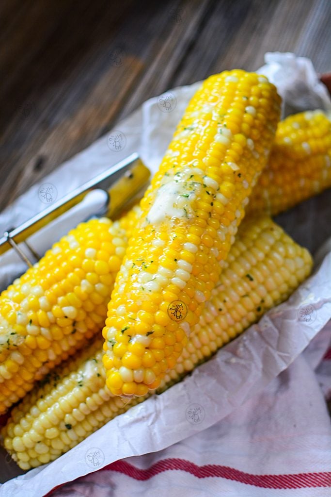 Instant Pot Corn On The Cob With Garlic Butter - Several pieces of cooked corn on cob