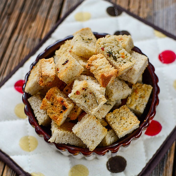 HOMEMADE GARLIC BUTTER CROUTONS!!