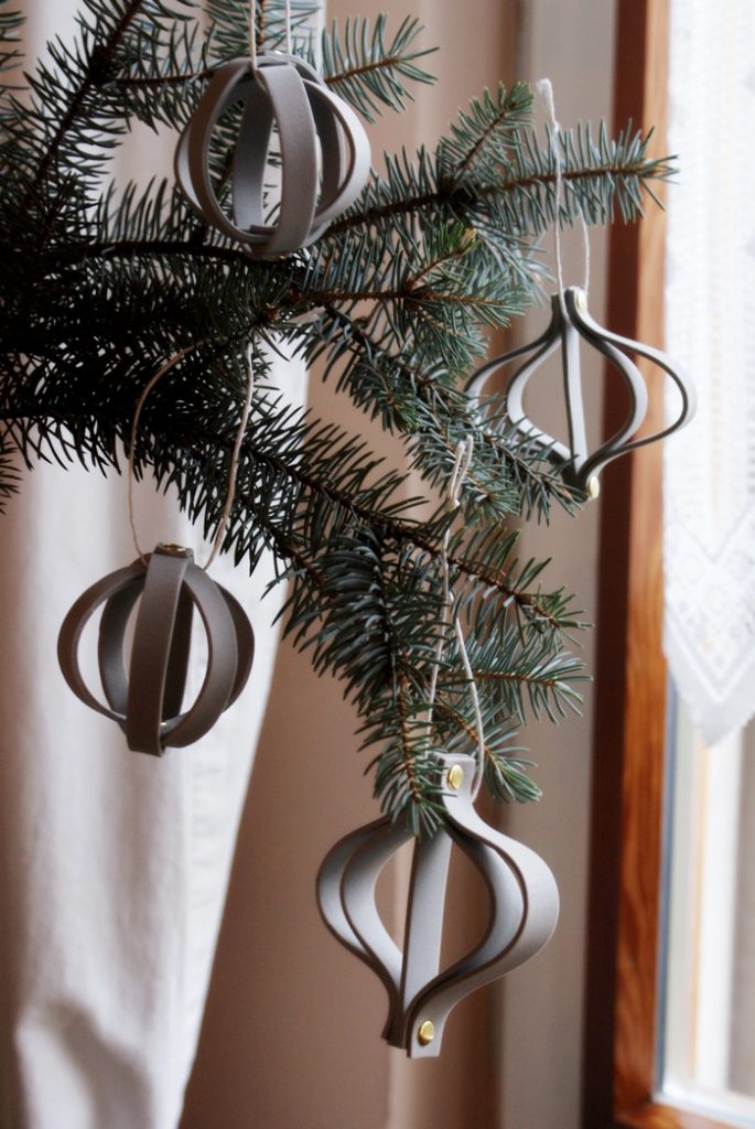 16 Dollar Store DIY Christmas Decor Ideas