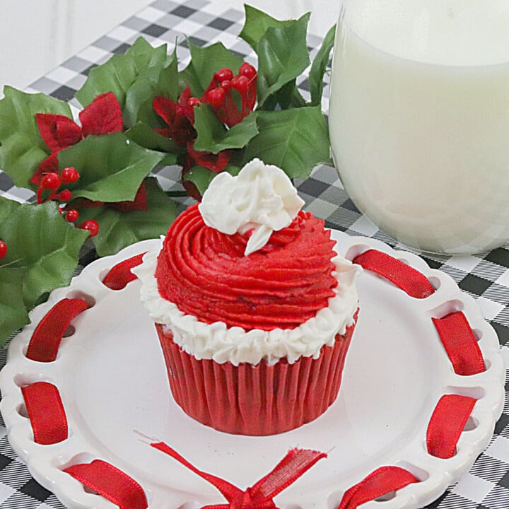 SANTA'S HAT CUPCAKES