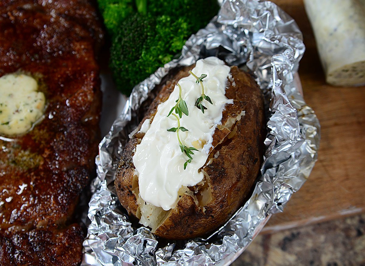 https://thesaltypot.com/wp-content/uploads/2020/02/slow-cooker-baked-potatoes08.jpg