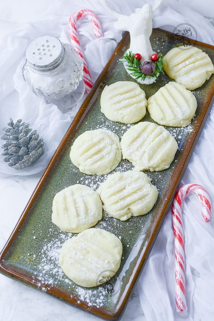 See, now here is a different way to decorate the shortbread cookie. Just placing them on this long green platter gives them an even more christmassy feel!