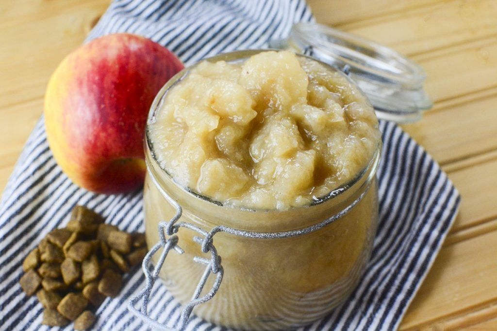 How to Make Applesauce for Dogs