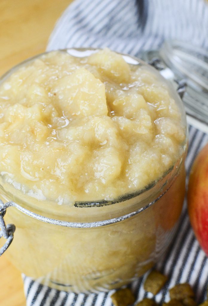 A close up photo of the applesauce.