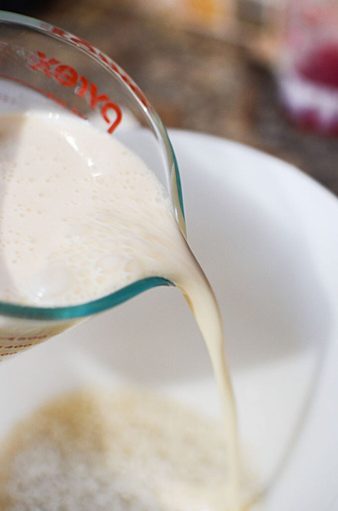 Pouring eggnog into the rice. 