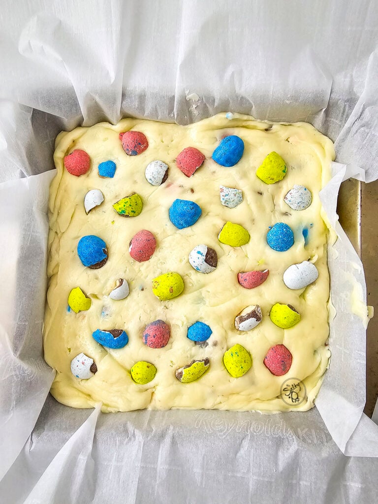 Extra easter eggs in the top of the fudge to harden in a baking pan.